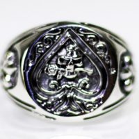 h055-ring-siegel-totenkopf-in-pik-mit-rose-in-mund-totenschaedel-skull-gothic-lilien-poker-silber-925.jpg